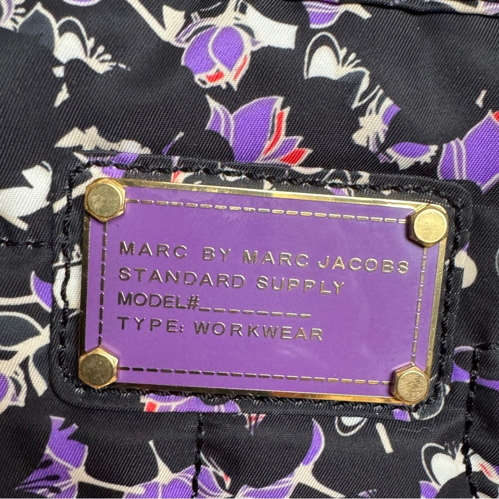 Marc by Marc Jacobs  nylon laptop bag in a black and purple floral - Picture 3 of 9